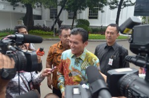Bupati Kudus Musthofa menjawab wartawan seusai diundang Presiden Jokowi, ke Istana Merdeka, Jakarta, Selasa (3/2)