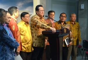  Irman Gusman memberi keterangan pers bersama pimpinan DPD-RI lainnya, seusai diterima Presiden Jokowi, di Istana Merdeka, Jakarta, Senin (2/2)