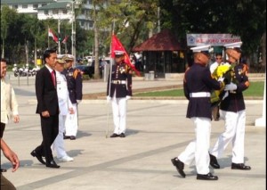 Presiden Jokowi didampingi Walikota Joseph Ejercito Estrada mengikuti upacara peletakan karangan bunga di Rizal Park Monumen, Manila, Senin (9/2)