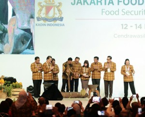 Presiden Jokowi menggunakan alu menumbuk padi sebagai tanda pembukaan Jakarta Food Security Summit, yang digelar di JCC, Kamis (12/2)