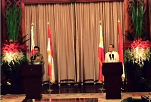 Presiden Jokowi bersama Presiden Filipina Benigno Aquino III menyampaikan keterangan pers seusai pembicaraan bilateral, di Istana Malacanang, Senin (9/2)