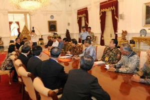 Presiden Jokowi didampingi sejumlah menteri menerima delegasi Kadin Jepang, di Istana Merdeka, Jakarta, Senin (2/2)