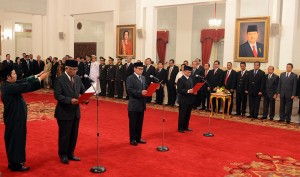 Para pimpinan sementara KPK, Taufiqurrahman Ruki, Johan Budi, da Indriyanto Senoadji, bersama-sama mengucapkan sumpah, dalam pelantikan di Istana Negara, Jakarta, Jumat (20/2)