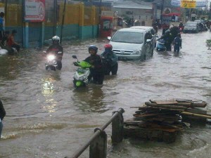 Live report _ karang tengah ( permata ) banjir,  selamat berjuang pulanggg ngantorrr... Smg cpt smp.