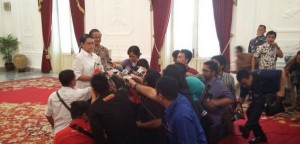 Menlu Retno Marsudi didampingi Dubes RI untuk Brasl Toto Riyanto memberikan keterangan kepada wartawan, di Istana Merdeka, Jakarta, Selasa (24/2)