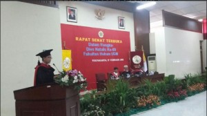 Menlu Retno Marsudi menyampaikan pidatonya pada Dies Natalis ke-69 Fakultas Hukum UGM, Yoyakarta, Selasa (17/2)