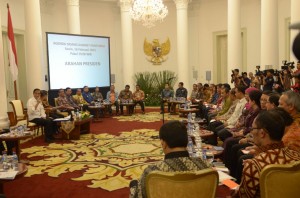 Presiden Jokowi didampingi Wakil Presiden Jusuf Kalla memimpin Sidang Kabinet Paripurna, di Istana Bogor, Jabar, Senin (16/2) malam