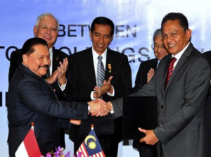Presiden Jokowi dan PM Malaysia Dato Sri Mohammad Najib saat menghadiri acara MoU Proton dengan perusahaan swasta Indonesia, di Kuala Lumpur, Malaysia, Jumat (6/2)