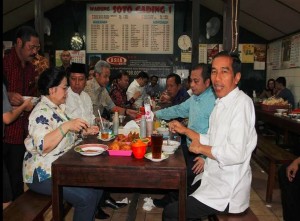 Seusai bertemu di rumah dinas Walikota Solo, Presiden Jokowi bersama petinggi partai politik KIH makan siang, di Warung Soto Gading, di Solo, Sabtu (14/2)