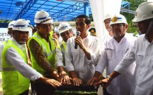 Presiden Jokowi didampingi Menteri PU dan Pera Basuki Hadimuljono dan Gubernur DKI Basuki Tjahaja Purnama menekan sirena tanda dimulainya peresmian sudetan Kali CIliwing, di Jakarta, Rabu (18/2)