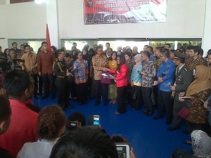 Presiden Jokowi menerima kenang-kenangan yang diberikan oleh TKI di KBRI Brunei Darussalam, Minggu (8/2)