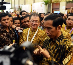 Presiden Jokowi menjawab pers seusai membuka Jakarta Food Security Summit, di JCC Jakarta, Kamis (12/2)