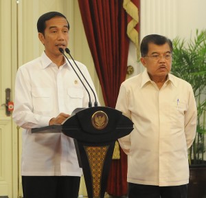 Presiden Jokowi didampingi Wapres Jusuf Kalla menyampaikan keterangan pers terkait sikapnya soal KPK-Polri, di Istana Merdeka, Jakarta, Rabu (18/2)