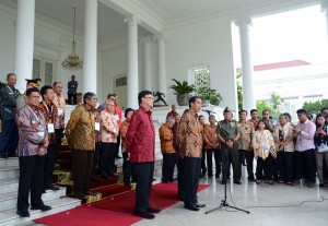 Presiden Jokowi menjawab pertanyaan wartawan soal kelanjutan calon Kapolri, di Istana Bogor, Jabar, Jumat (13/2)