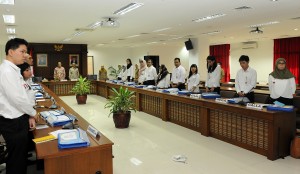 Plt. Deputi Admin Seskab Farid Utomo didampingi Karo Ortala Syafrudin memberikan pembekalan kepada CPNS Setkab, di Gedung III Kemensetneg, Jakarta, Senin (9/3)