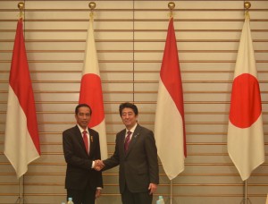 Presiden Jokowi dan PM Shinzo Abe melakukan pembicaraan bilateral, di kantor PM Jepang, Senin (23/3) sore