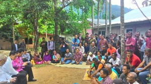 Presiden Jokowi berdialog dengan warga terkait pembangunan Bendungan Seunara, di Sabang, Aceh, Selasa (10/3)