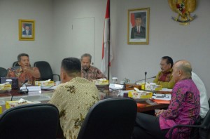 Suasana diskudi Kedeputian Polhukam yang membahas rencana pembentukan Badan Cyber Nasional, di Gedung III Lantai 2 Setneg, Jakarta. Selasa (10/3)