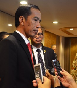 Presiden Jokowi didampingi Seskab Andi Widjajanto menjawab wartawan, di Hotel Imperial, Tokyo, Selasa (24/3)