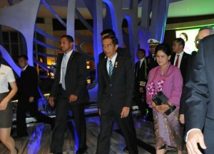 Presiden Jokowi dan Ibu Negara Iriana tiba di Hotel Grand Sanya, Hainan, RRT, Jumat (27/3) malam, untuk menghadiri Boao Forum, Sabtu (28/3) pagi