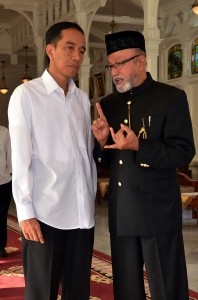 Presiden Jokowi berbincang dengan Wali Nangroe Aceh Malik Muhammad seusai upacara peusijeuk, di kantor Gubernur Aceh, Banda Aceh, Minggu (8/3) malam