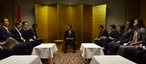Presiden Jokowi didampingi sejumlah menteri bertemu dengan para pengusaha yang tergabung dalam JETRO, di Hotel New Otani, Tokyo. Jepang, Selasa (24/3) pagi
