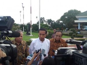 Presiden Jokowi didampingi Menko Kemaritiman dan Menteri PU dan Pera memberi keterangan kepada wartawan sebelum lepas landas ke Aceh, di Lanud Halim Perdanakusuma, Jakarta, Minggu (8/3)