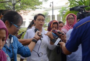 Menlu Retno Marsudi menjawab wartawan di kawasan Istana Kepresidenan, Jakarta, Kamis (12/3)