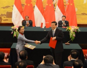 Presiden Jokowi dan Preside RRT Xi Jinping menyaksikan penandatanganan MoU antara Menteri BUMN dengan mitranya, di Beijing, Kamis (26/3)