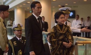 Presiden Jokowi dan Ibu Negara Iriana saat menghadiri prosesi pemakaman mantan PM Singapura Lee Kuan Yew, di Singapura, Minggu (29/3)