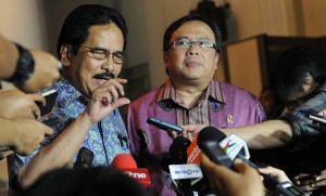 Menko Perekonomian Sofyan Jalil dan Menkeu Bambang Brodjonegoro menyampaikan perkembangan Paket Kebijakan Penguat Rupiah, di Istana Bogor, Jabar, Minggu (15/3)