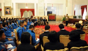 Presiden Jokowi memberikan pengarahan kepada siswa-siswi SMA Taruna Nusantara, di Istana Negara, Jakarta, Senin (2/3)