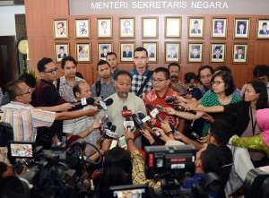 Bambang Widjojanto didampingi Denny Indrayana dan Yunus Hussein memberi keterangan pers di kantor Sekretariat Negara, Jakarta, Jumat (6/3)