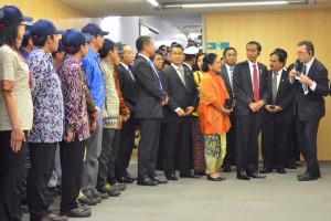 Presiden Jokowi dan Ibu Negara Iriana bertemu dengan Warga Indonesia yang bekerja di Pabrik Pusat Toyota, di Nagoya, Jepang, Rabu (25/3) 
