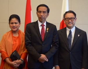 Presiden Jokowi dan Ibu Negara Iriana disambut Presiden Toyota, Akio Toyoda, saat mengunjungi pusat perusahaan tersebut, di Nagoya, Jepang, Rabu (24/3)