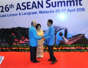 PM Malaysia Najib Rasak dan istrinya Datin Sri Rosmah Mansor saat menyambut kedatangan Presiden Jokowi pada Gala Dinner KTT ASEAN, di Kuala Lumpur, Minggu (26/4) mala