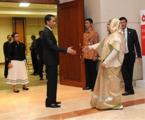Presiden Jokowi menyambut kedatangan PM Bangladesh Sheikh Hasina sebelum melakukan pembicaraan bilateral, di JCC Jakarta, Kamis (23/4)