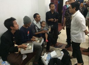 Menlu Retno Marsudi berbincang dengan sejumlah WNI yang berhasil dievakuasi dari Yaman, di Bandara Soekarno Hatta, Jakarta, Minggu (5/4)