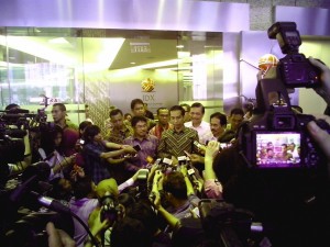 Presiden Jokowi memberika keterangan kepada wartawan, di BEI Jakarta, Selasa (7/4)