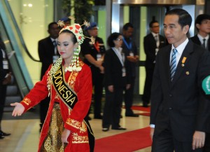 Presiden Jokowi saat memasuki lokasi pembukaan KTT ASEAN ke-26, di KLCC, Kuala Lumpur, Senin (27/4)