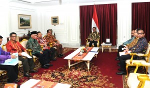 Presiden Jokowi menerima para Gubernur se Kalimantan, di kantor Presiden, Jakarta, Rabu (15/4) siang