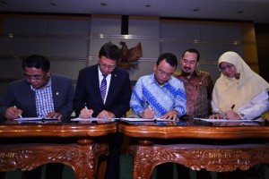 Menteri Agama Lukman Hakim Saifudin bersama pimpinan Komisi VIII DPR-RI menandatangani kesepakatan penurunan BPIH, di DPR-RI, Jakarta, Rabu (22/4) sore