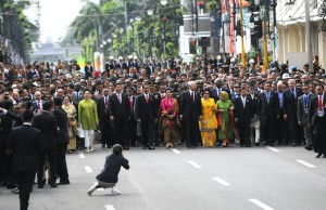 Prosesi historical walk KAA yang dipimpin langsung oleh Presiden Jokowi, di Jl. Asia Afrika, Bandung, Jumat (24/4)
