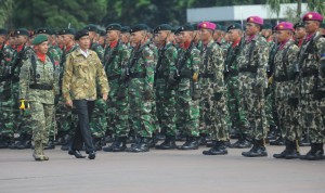 Presiden Jokowi melakukan pemeriksaan prajurit TNI, saat Apel Kebesaran, di Mabes TNI, Cilangkap, Jakarta, Kamis (16/4)