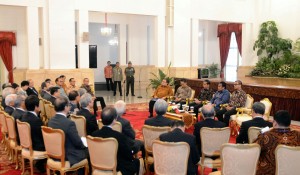 Presiden Jokowi didampingi sejumlah menteri menerima pengusaha Jepang, di Istana Negara, Jakarta, Rabu (8/4)
