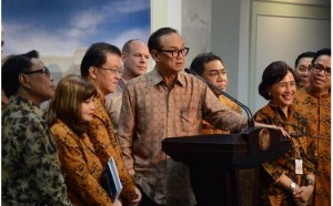 Para pengurus Kadin dipimpin ketuanya Suryo B. Sulistyo memberi keterangan pers usai diterima Presiden Jokowi, di kantor Presiden, Jakarta, Selasa (14/4)