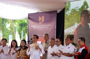 Presiden Jokowi memukul kentongan sebagai tanda pencanangan Program Pembangunan Sejuta Rumah, di Ungaran, Jateng, Rabu (29/4)