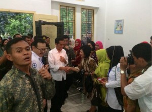 Presiden Jokowi mengunjungi Klinik Pratama PTPN III, di Deli Serdang, Sumut, Sabtu (18/4)