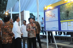 Presiden Jokowi mendapat penjelasan mengenai maket pembangunan jalan tol Solo - Kertosono, di Ngawi, Jatim, Kamis (30/4) sore
