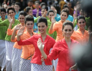 Mojang Bandung meramaikan prosesi historical walk KAA, di Bandung, Jumat (24/4) pagi